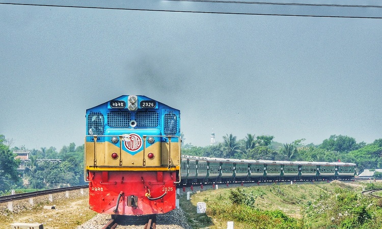 বগি লাইনচ্যুত: সারাদেশের সঙ্গে রংপুরের রেল যোগাযোগ বিচ্ছিন্ন